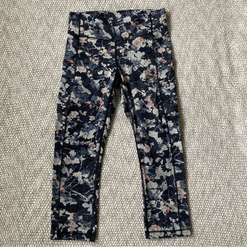Lululemon Size 6 Navy Floral Leggings with Pockets